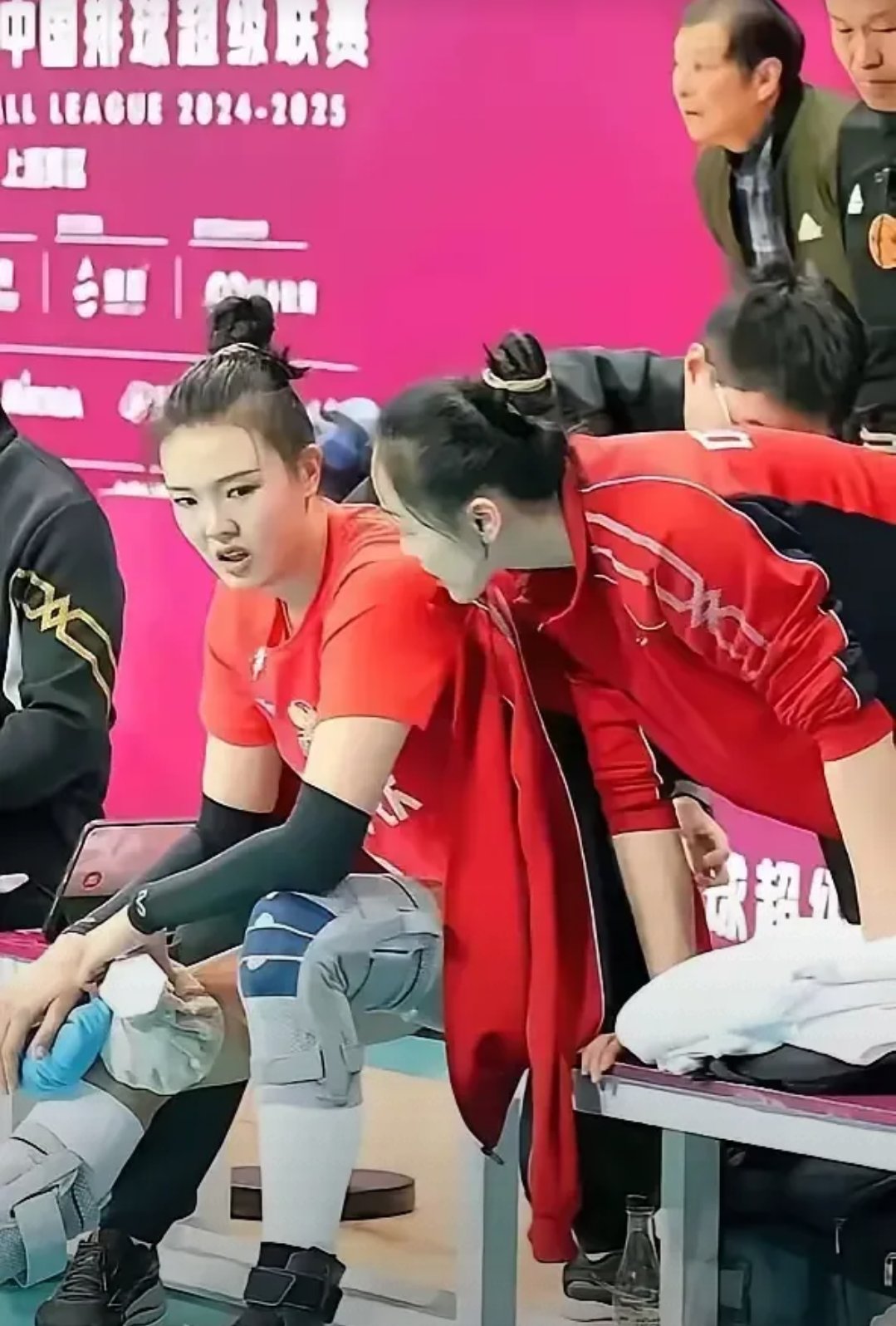 中国女排在比赛中受伤退赛，苏炳添主帅表示担忧
